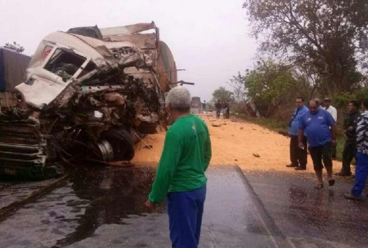 Carretas Batem De Frente Na Br E Motorista Morre Preso S Ferragens