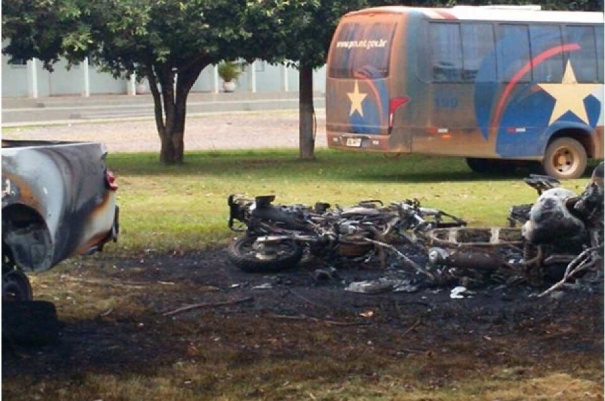 Bandidos ateiam fogo em caminhonete e motos novas da PM de Juína