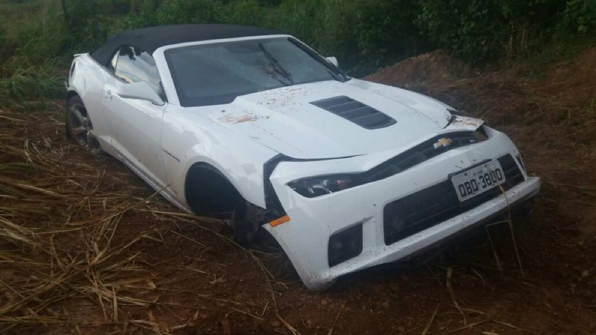 Motorista Perde O Controle Ap S Aquaplanagem E Convers Vel Vai Parar Em