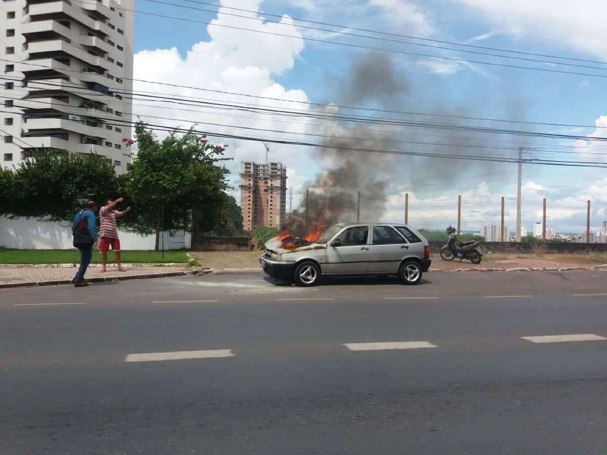 Carro Em Chamas Mobiliza Motoristas Na Avenida Do Cpa Reportermt