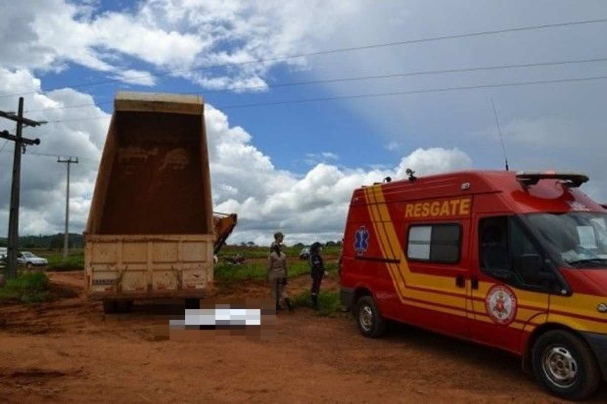 Pai morre e filho fica ferido após caminhão encostar em rede elétrica