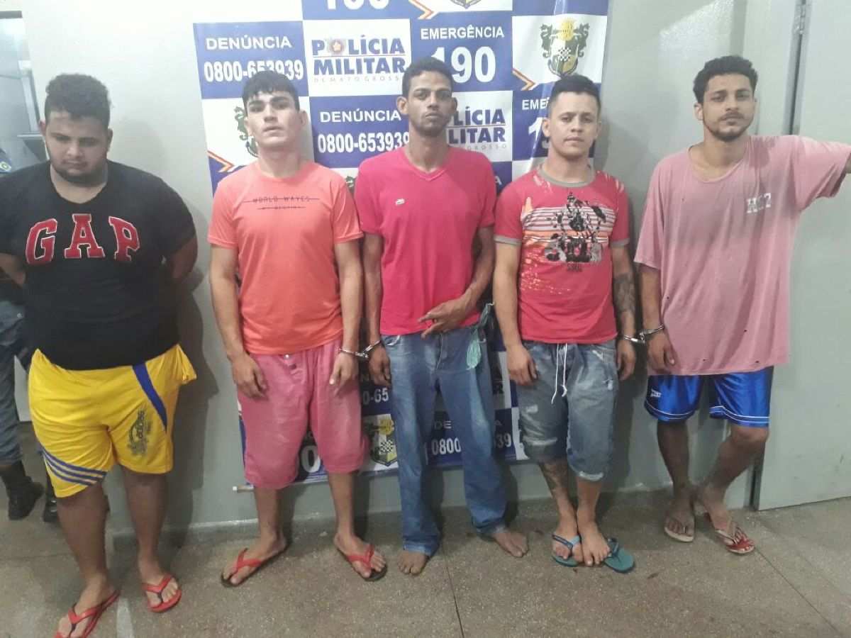 Bandidos Fazem Pose Para Foto Ao Serem Recapturados Pela Pm