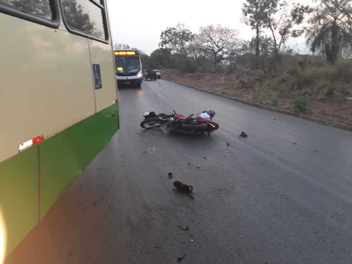 Homem tem perna decepada após bater moto contra ônibus em Várzea Grande