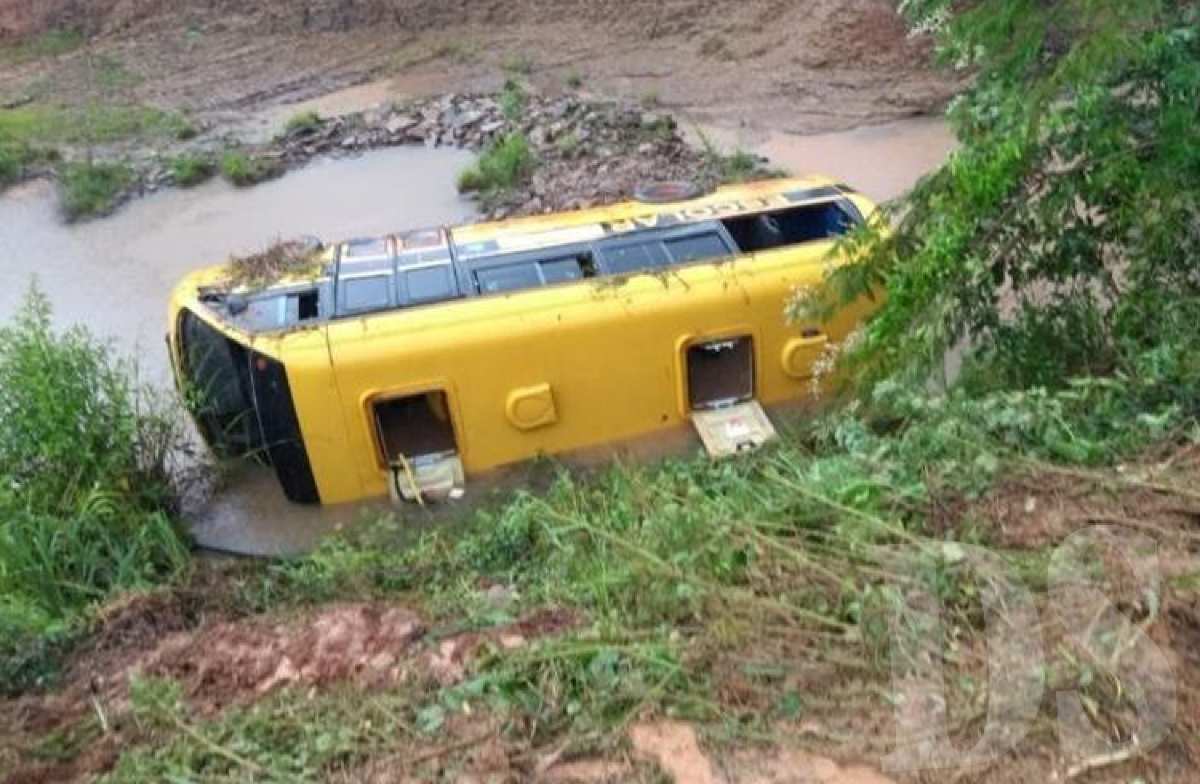 Nibus Escolar Crian As Despenca Em Ribanceira E Deixa Quatro