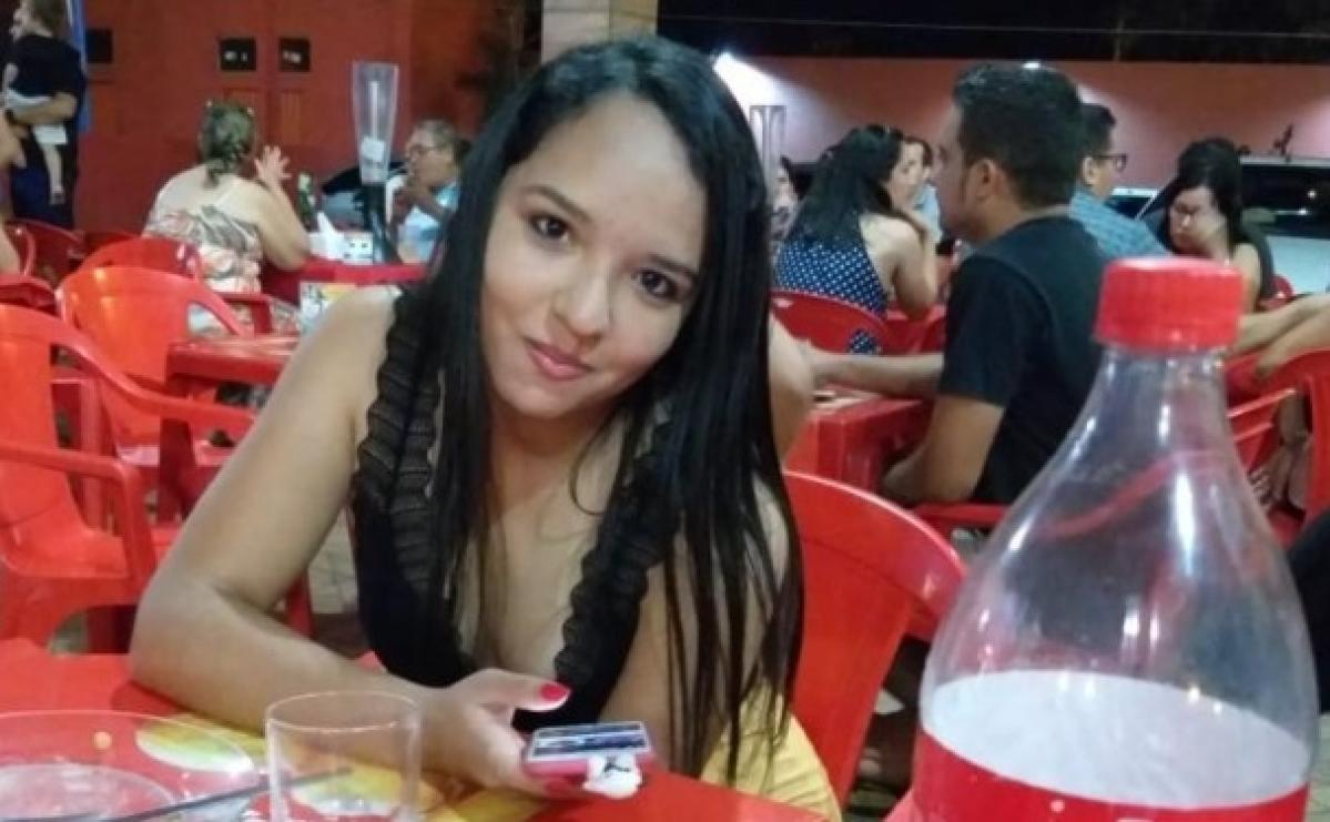 Corpo de jovem assassinada após festa de réveillon é enterrado veja