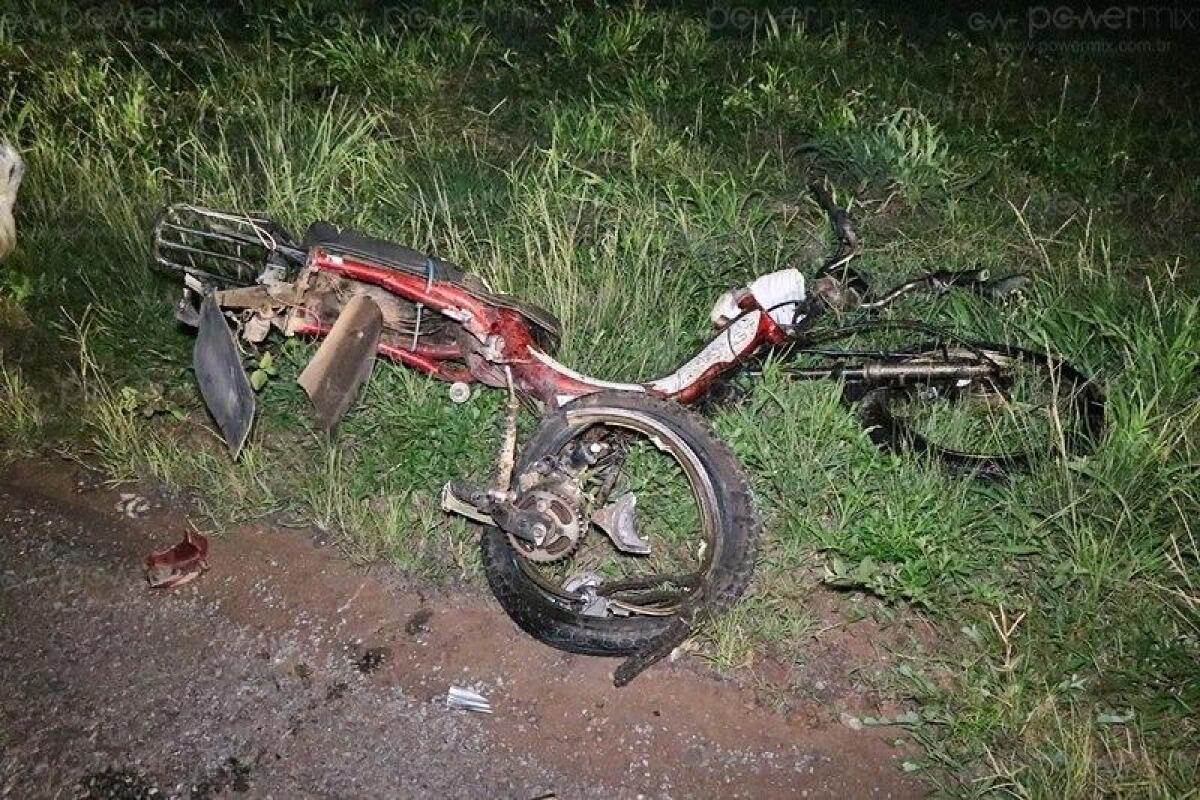 Motociclista é atropelado por S10 e carro passa por cima de motoneta em