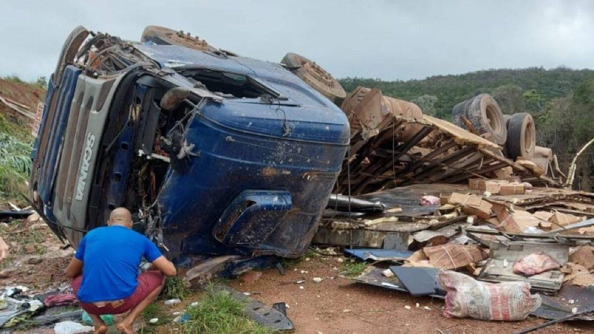 Caminh O Tomba E Despeja Toneladas De Carnes Em Rodovia De Mt Veja