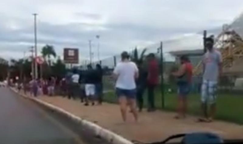 Cuiabanos formam fila quilométrica para fazer exame de covid na Arena