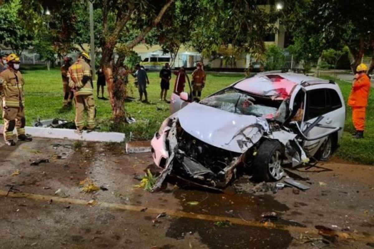 Mulher perde o controle de carro bate em árvore e é ejetada para fora