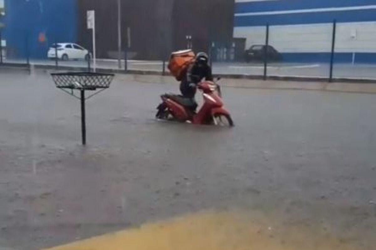 Chuva forte deixa ruas e avenidas de Cuiabá alagadas veja vídeo