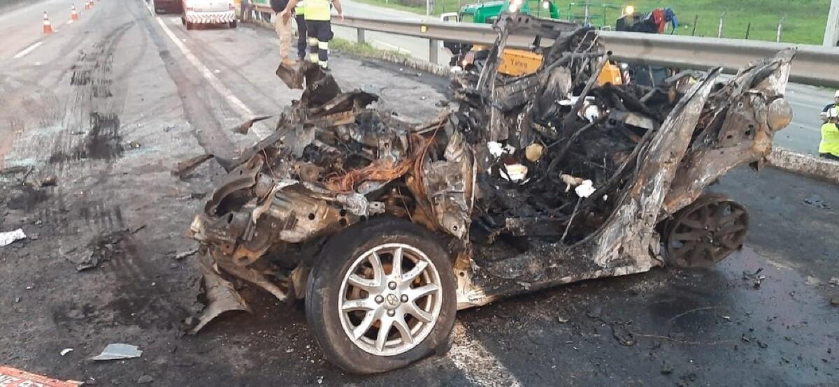 Carro fica prensado entre caminhões e casal morre queimado ReporterMT