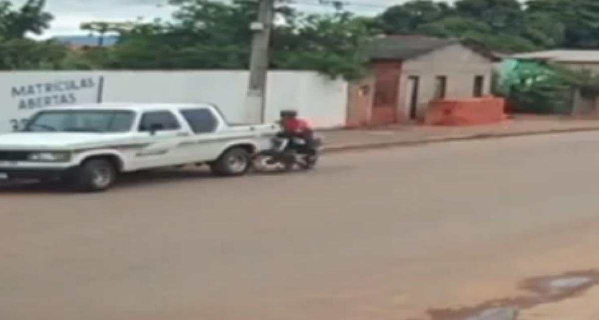 Vídeo mostra momento que jovem bate moto violentamente em caminhonete