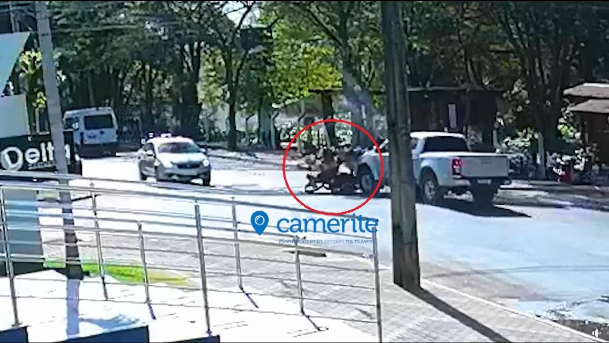 Vídeo flagra momento em que caminhonete invade preferencial e atinge