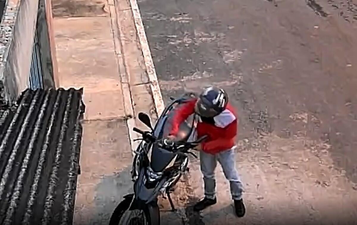 C Mera De Seguran A Flagra Criminoso Furtando Motocicleta Veja V Deo