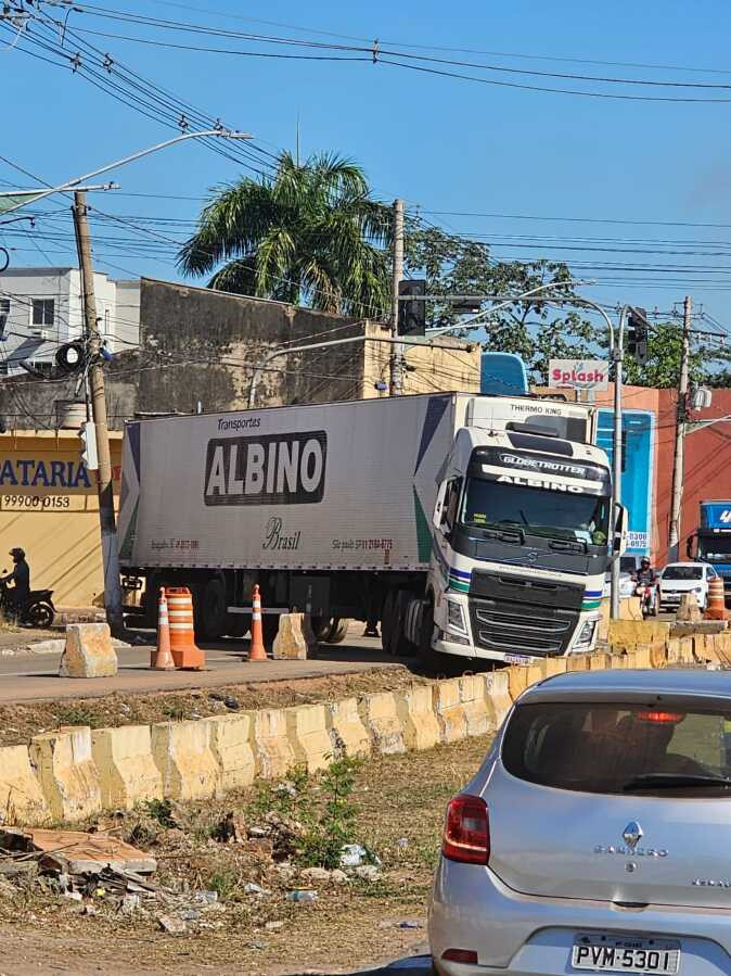 Carreta Fica Presa Em Vala Do Vlt E Trava Tr Nsito Na Avenida Da Feb