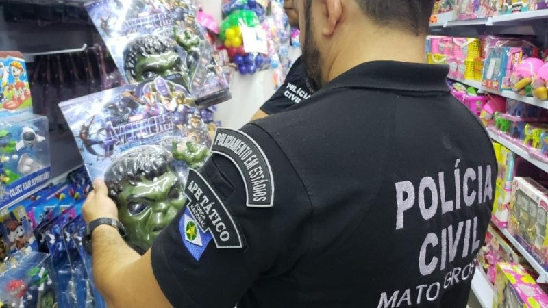 Polícia apreende milhares de brinquedos falsificados no Centro de