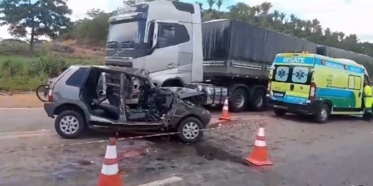 Batida Entre Carreta Hilux E Fiat Uno Deixa Um Morto Na BR 364 Veja