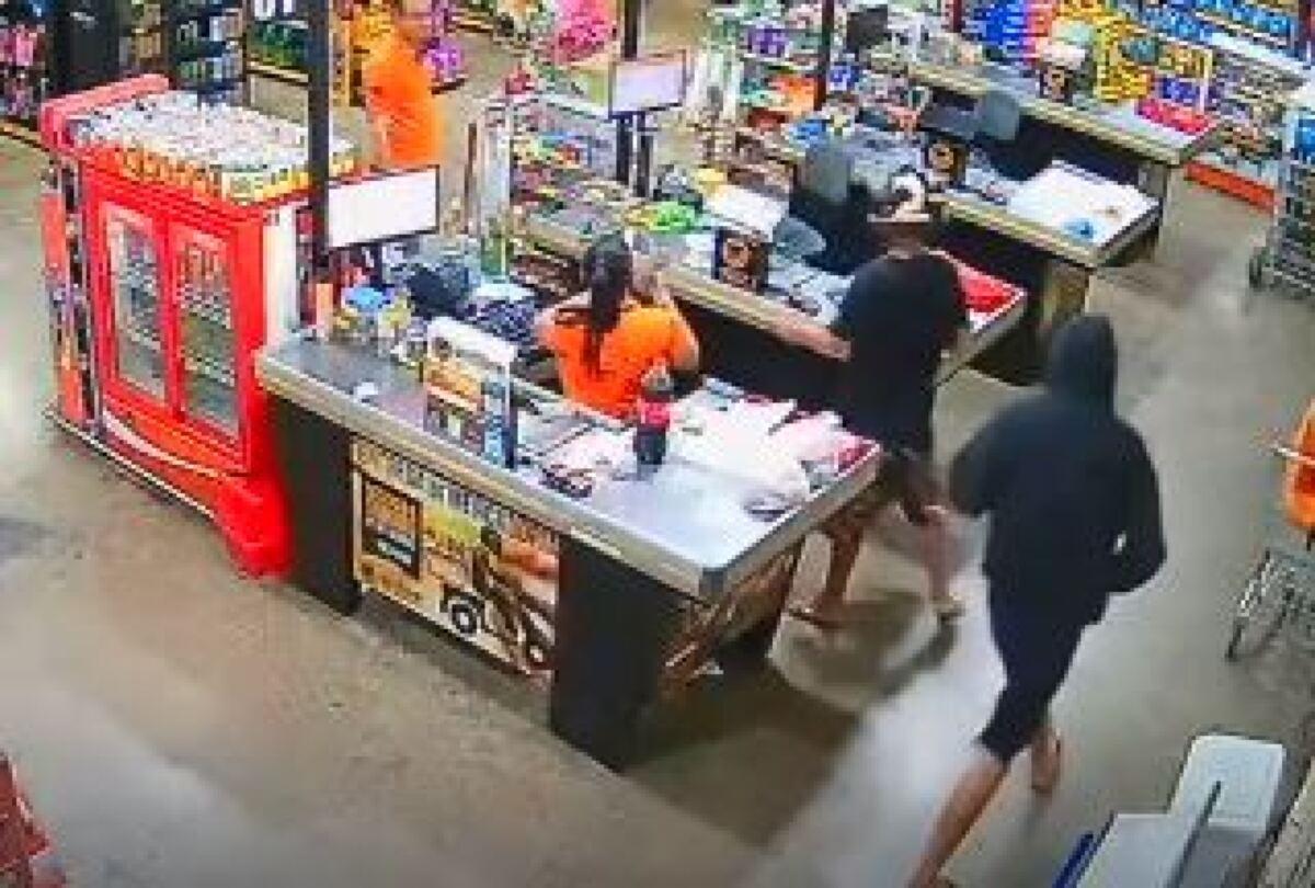 Vídeo mostra bandidos rendendo clientes e funcionários de supermercado