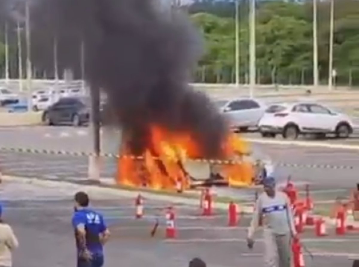 Carro Pega Fogo No Estacionamento Da Univag Veja V Deo Reportermt