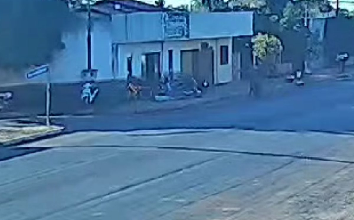 Dono de oficina é assassinado a tiros por bandidos em moto vídeo