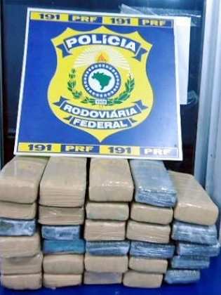 Os traficantes foram encaminhados à Polícia Civil, que vai investigar o caso. Eles vão ser autuados por tráfico de drogas e podem pegar de 8 a 12 anos de prisão. (Divulgação PRF)