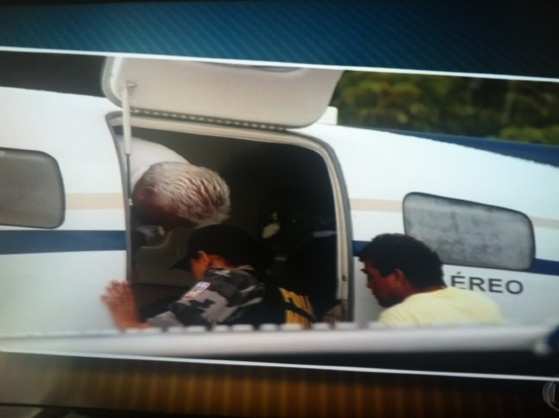 Bandidos fizeram dezenas de disparos assim que avião pousou (reprodução Tv Globo)