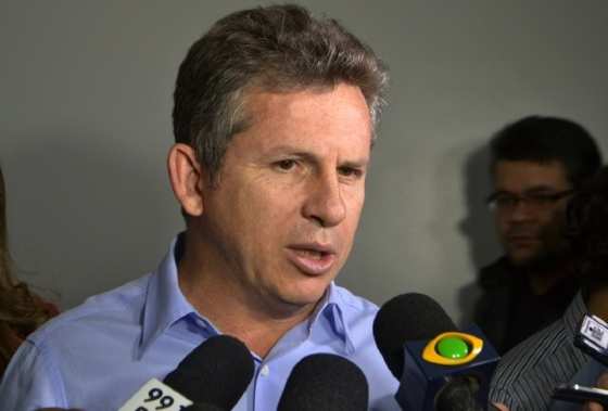 Mauro Mendes tenta apagar incêndio provocado por maquinários (Foto: Repórter MT)