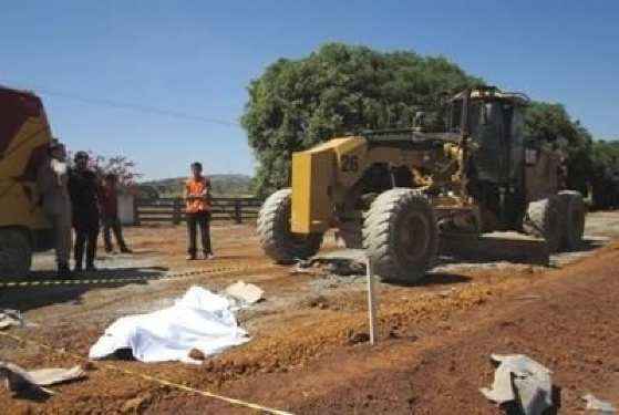 Condutor da máquina foi encaminhado para Delegacia da Polícia Civil para prestar depoimento e deverá ser autuado por homicídio culposo. (Foto: ColiderNews) 