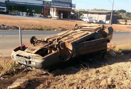 Motorista abandonou o carro e teve as rodas furtadas. (Foto: Repórter MT)