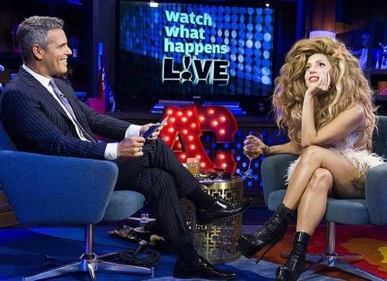 LADY GAGA COM O ENTREVISTADOR ANDY COHEN (FOTO: REPRODUÇÃO)