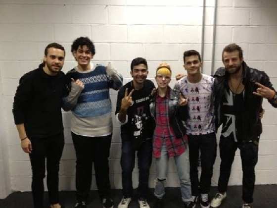 O universitário Effemberg Gomes (segundo a partir da dir.) posa com integrantes do Paramore e outros dois fãs da banda no camarim do show no Rio (Foto: Arquivo Pessoal)