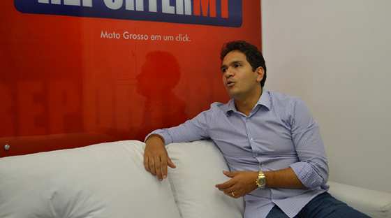João Emanuel tenta não sofrer desgastes, mas... (RepórterMT)