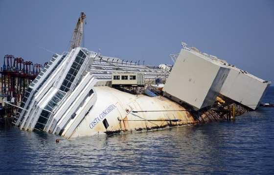 Equipes montam estrutura para retirada do Costa Concordia. (Foto: Gregorio Borgia/AP)