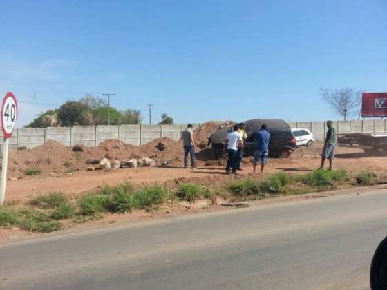 Veículo Ford Ka batido após atropelar a vítima na MT-251. (Foto: RepórterMT).