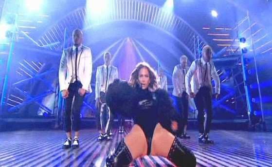A roupa deixava parte de seu bumbum à mostra (Video/Reprodução)