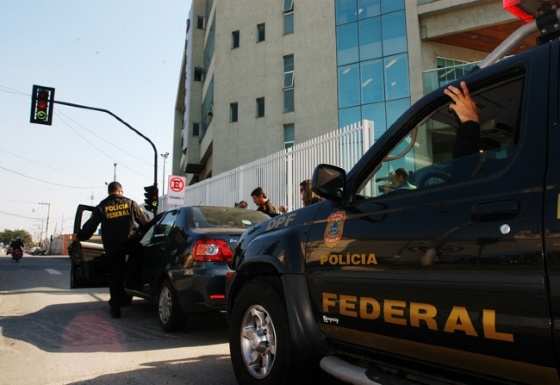 Foi cumprido um mandado de busca e apreensão na unidade da JBS em Barra do Garças por policias federais, acompanhados pelo procurador da República atuante na caso.