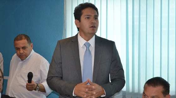 João Emanuel apresenta emenda e pede mais orçamento ao prefeito