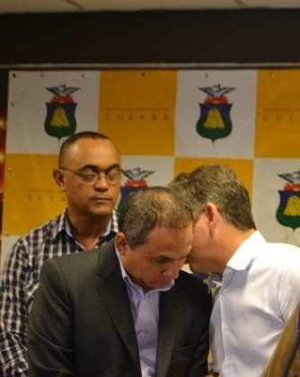 Mauro cochicha com Dilemário; aos fundos, o novo secretário de Comunicação, Kleber Lima. (Foto: RepórterMT)