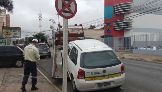 O veículo estava estacionado na avenida Comandante Costa (Hiper Notícias )