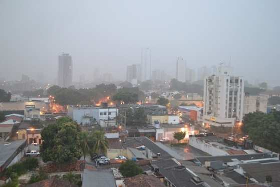 Tempo fechou e dia virou noite rapidamente nesta 5ª (RepórterMT)