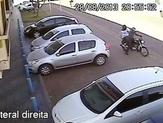 Ação dos bandidos foi filmada pelo circuito fechado de TV da empresa. Imagens mostra um dos assaltantes de jaqueta branco fugindo. (Foto: Reprodução).