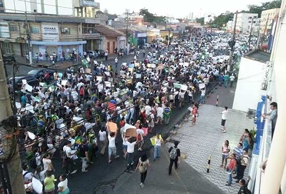 Multidão tomou conta das ruas da cidade. (RepórterMT)