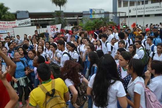 Estudantes encheram a casa pedindo melhorias no transporte público (Foto: RepórterMT)
