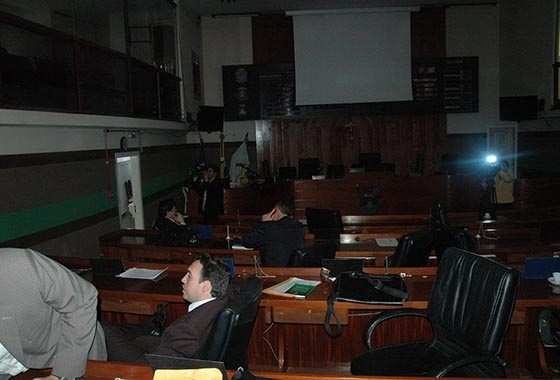 Plenário às escuras durante sessão da última quinta-feira (foto: reprodução)