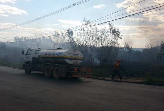 Dois brigadistas da Pefeitura de Cuiabá apagaram o fogo e fizeram o rescaldo. (Foto: RepórterMT)