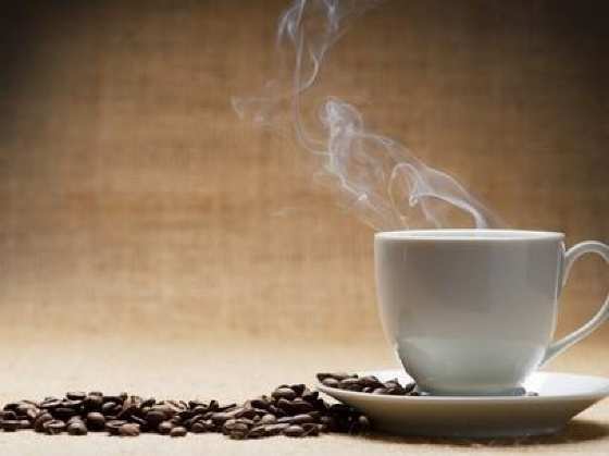 Um dos pontos de atenção é que café coado e café expresso têm quantidades bem diferentes de cafeína.