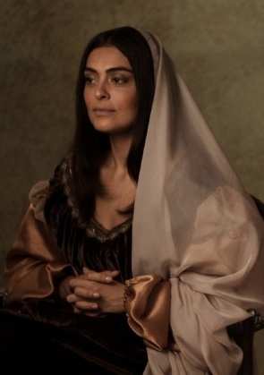 Juliana Paes, caracterizada de Dolores Sol - criação da pintura foi inspirada na Monalisa (Foto: Divulgação/ Imagem Filmes)