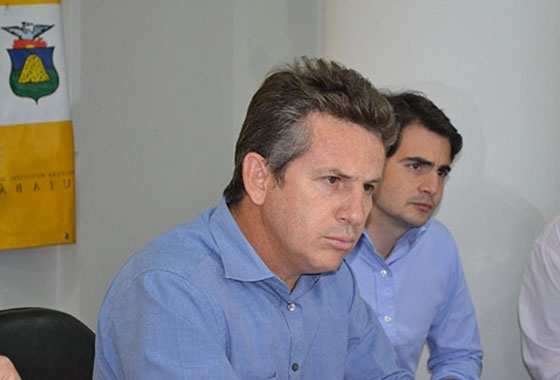 Prefeito Mauro Mendes e, ao fundo, o secretário Fábio Garcia (Foto:RepórterMT)