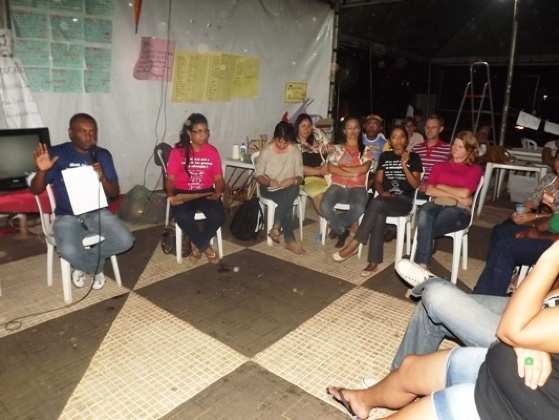 Profissionais durante a leitura da proposta encaminhada pelo Governo do Estado (Foto: Assessoria)