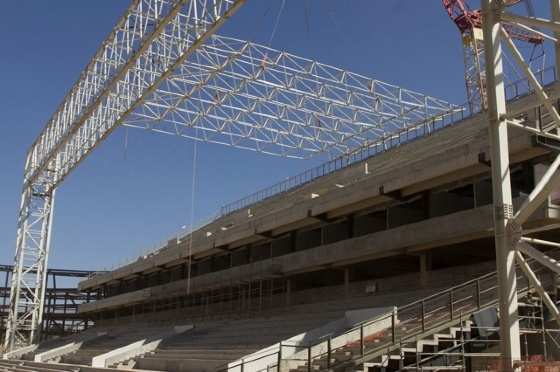 Com 98 metros de extensão e 54 metros de largura, a peça será içada em cinco etapas. Ao todo serão 5.300 m² de proteção. (Foto:Secopa)